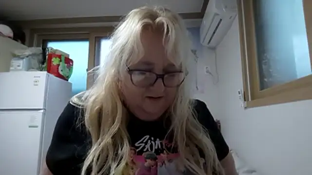 Snapshot of Monalissa729 chatting on 05.17.26 Monalissa729 online show from 05.17.26