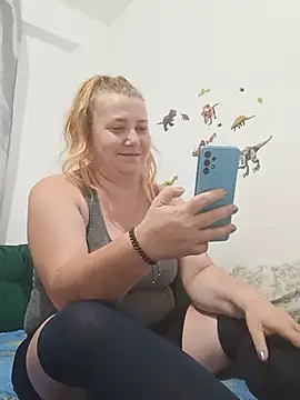 Snapshot of JuliaBestX chatting on 07.13.26 JuliaBestX online show from 07.13.26