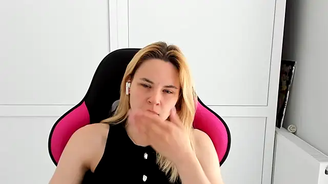 Snapshot of Emma_starrs_ chatting on 05.24.26 Emma starrs online show from 05.24.26