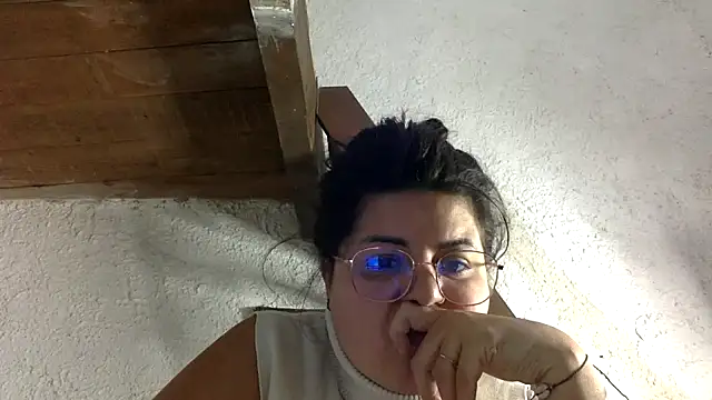 Snapshot of velvelshadow chatting on 05.20.26 velvelshadow online show from 05.20.26