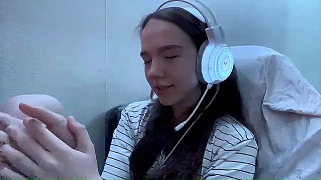 Snapshot of FewerCadre chatting on 05.29.26 FewerCadre online show from 05.29.26