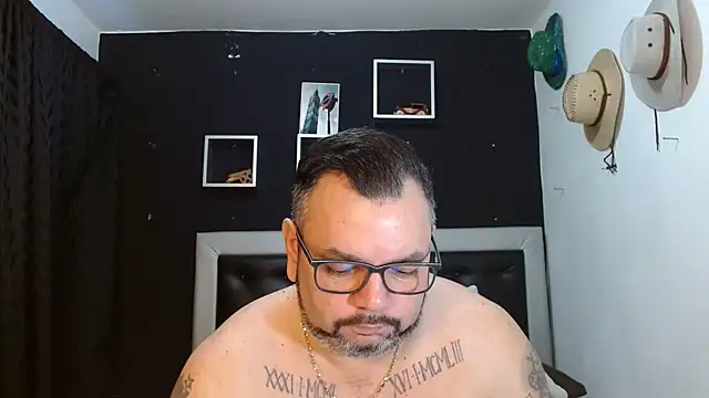 Snapshot of perverseveteranmanxxx chatting on 02.04.25 perverseveteranmanxxx online show from 02.04.25