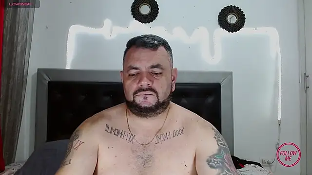 Snapshot of perverseveteranmanxxx chatting on 10.28.25 perverseveteranmanxxx online show from 10.28.25