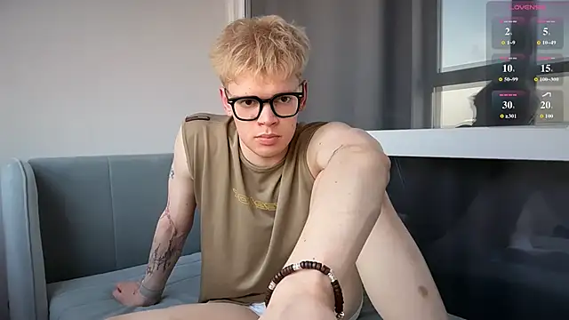 Snapshot of kevin_jess chatting on 05.19.26 kevin jess online show from 05.19.26