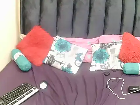Snapshot of littlevirginangelxx chatting on 05.26.26 littlevirginangelxx online show from 05.26.26