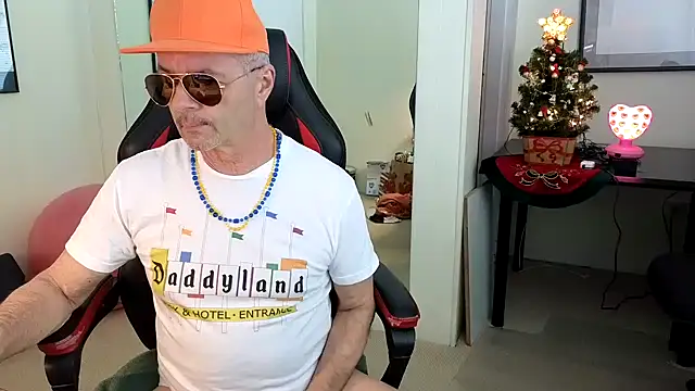 Snapshot of hotdadbod chatting on 12.06.24 hotdadbod online show from 12.06.24