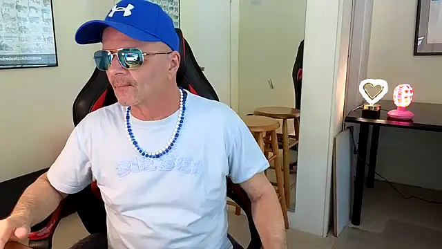 Snapshot of hotdadbod chatting on 01.16.25 hotdadbod online show from 01.16.25