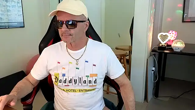 Snapshot of hotdadbod chatting on 01.22.25 hotdadbod online show from 01.22.25