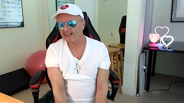 Snapshot of hotdadbod chatting on 02.03.25 hotdadbod online show from 02.03.25