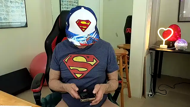 Snapshot of hotdadbod chatting on 03.04.25 hotdadbod online show from 03.04.25