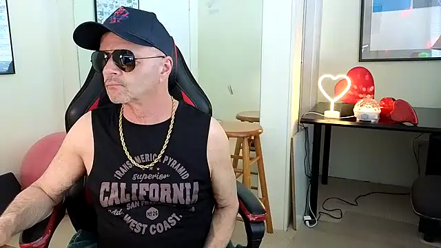 Snapshot of hotdadbod chatting on 03.06.25 hotdadbod online show from 03.06.25