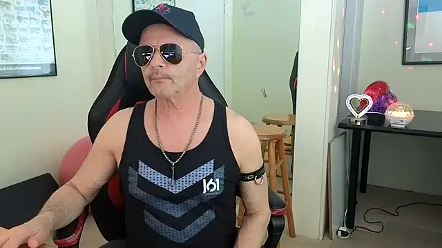 Snapshot of hotdadbod chatting on 03.19.25 hotdadbod online show from 03.19.25