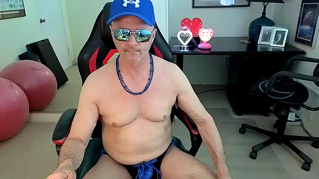 Snapshot of hotdadbod chatting on 09.19.25 hotdadbod online show from 09.19.25