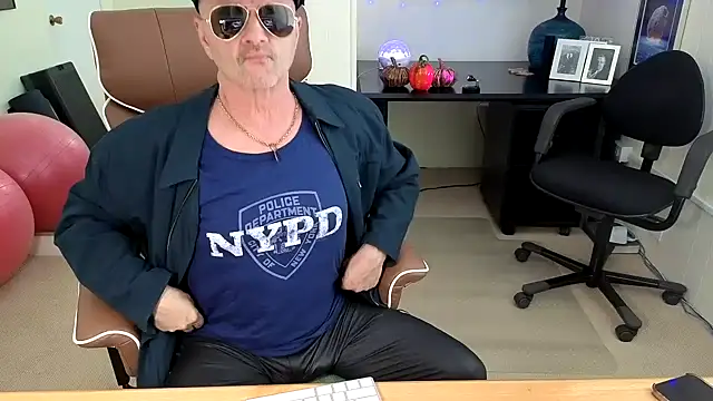 Snapshot of hotdadbod chatting on 10.31.25 hotdadbod online show from 10.31.25