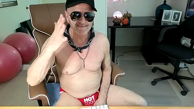 Snapshot of hotdadbod chatting on 11.03.25 hotdadbod online show from 11.03.25
