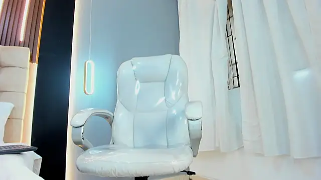 Snapshot of Amara_lune chatting on 06.05.26 Amara lune online show from 06.05.26