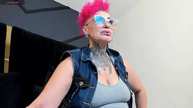 Snapshot of mistress_sandy chatting on 07.11.26 mistress sandy online show from 07.11.26