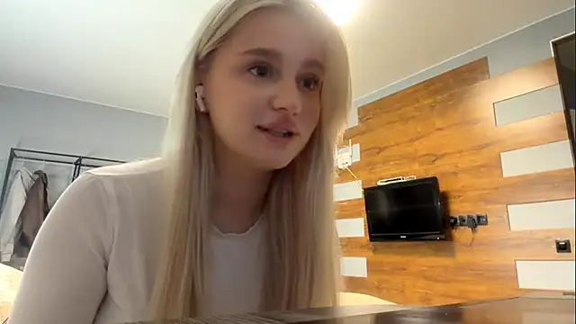 Snapshot of TiffanieSluyter chatting on 05.14.26 TiffanieSluyter online show from 05.14.26