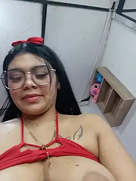 Snapshot of luxuryluna chatting on 06.25.26 luxuryluna online show from 06.25.26