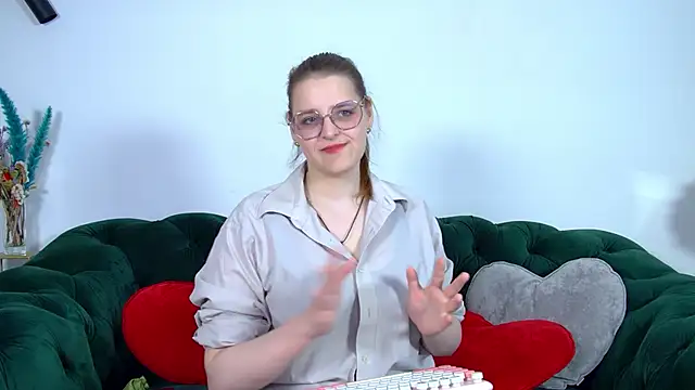 Snapshot of AlexaAvery chatting on 05.23.26 AlexaAvery online show from 05.23.26