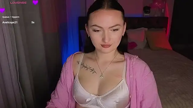 Snapshot of MizLouLou chatting on 05.16.26 MizLouLou online show from 05.16.26