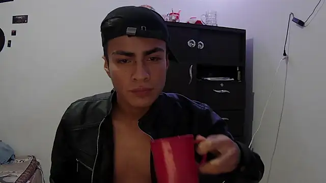 Snapshot of Fenix_hardcock chatting on 05.18.26 Fenix hardcock online show from 05.18.26
