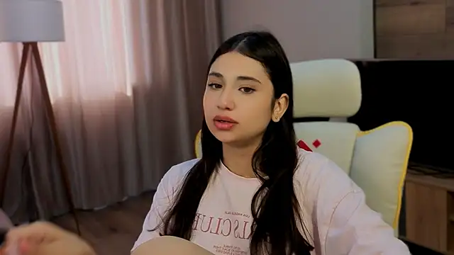 Snapshot of honeylanaa chatting on 06.18.26 honeylanaa online show from 06.18.26