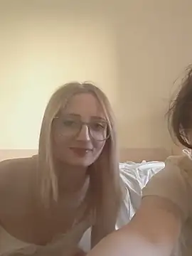 Snapshot of LauraundSteve_ chatting on 05.16.26 LauraundSteve online show from 05.16.26