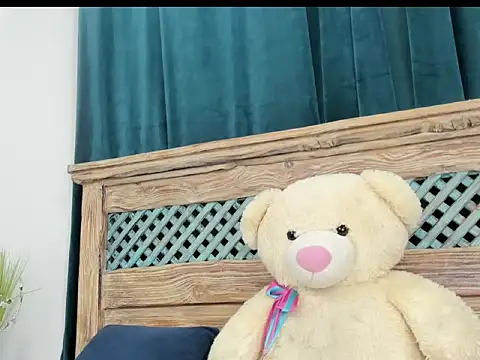 Snapshot of EmmaEbony1 chatting on 05.19.26 EmmaEbony1 online show from 05.19.26
