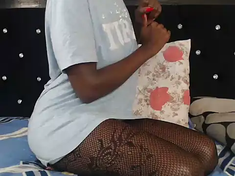 Snapshot of Queen_bee25 chatting on 05.22.26 Queen bee25 online show from 05.22.26