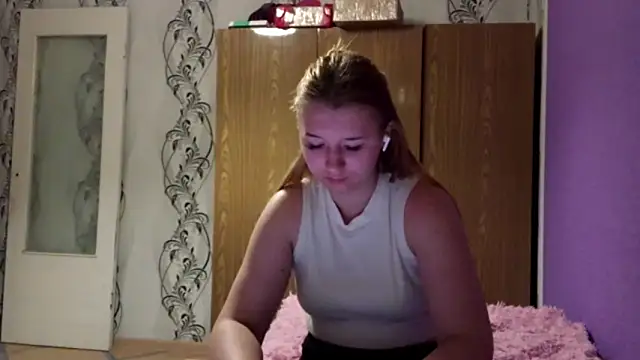 Snapshot of RaeannRoewe chatting on 05.27.26 RaeannRoewe online show from 05.27.26
