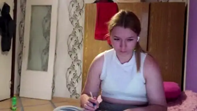 Snapshot of RaeannRoewe chatting on 05.28.26 RaeannRoewe online show from 05.28.26