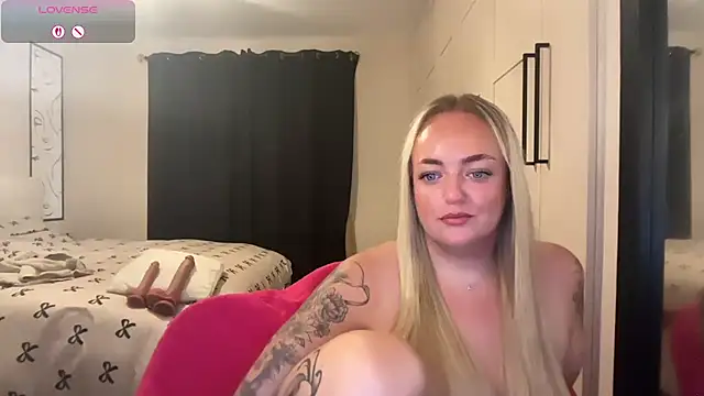 Snapshot of CurvyWetWife chatting on 06.27.26 CurvyWetWife online show from 06.27.26
