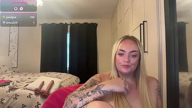 Snapshot of CurvyWetWife chatting on 06.29.26 CurvyWetWife online show from 06.29.26
