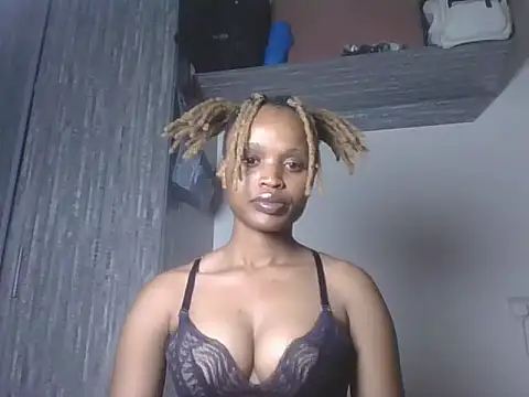 Snapshot of Tempting_Ebony chatting on 06.08.26 Tempting Ebony online show from 06.08.26