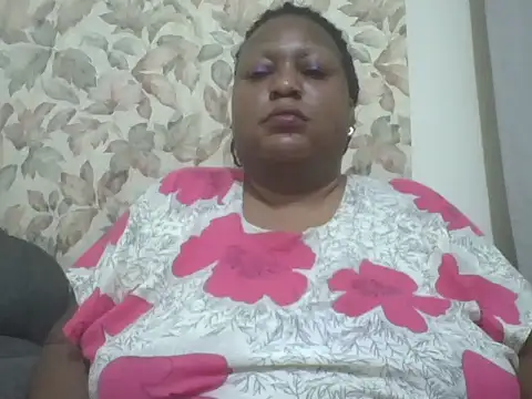 Snapshot of fat_ebonyqueen chatting on 06.21.26 fat ebonyqueen online show from 06.21.26