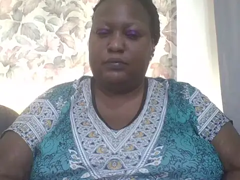 Snapshot of fat_ebonyqueen chatting on 06.22.26 fat ebonyqueen online show from 06.22.26