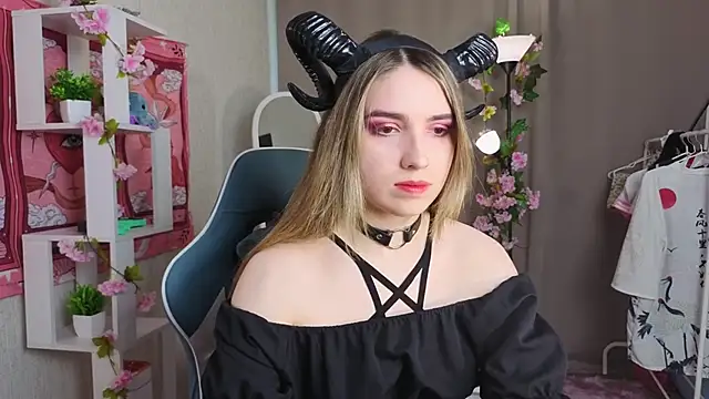 Snapshot of NocturneHuntress chatting on 05.24.26 NocturneHuntress online show from 05.24.26
