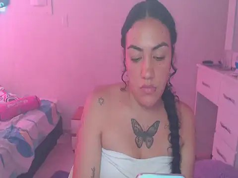 Snapshot of laila_silk chatting on 05.22.26 laila silk online show from 05.22.26