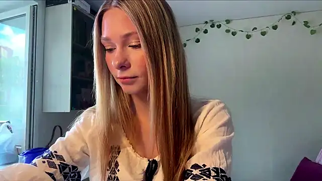 Snapshot of JulietFekete chatting on 05.24.26 JulietFekete online show from 05.24.26