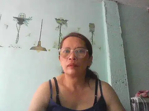 Snapshot of momshe2026 chatting on 06.05.26 momshe2026 online show from 06.05.26