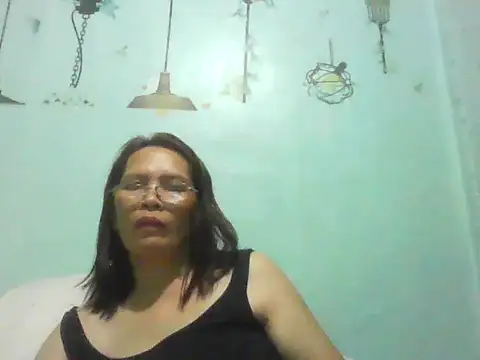 Snapshot of momshe2026 chatting on 06.08.26 momshe2026 online show from 06.08.26