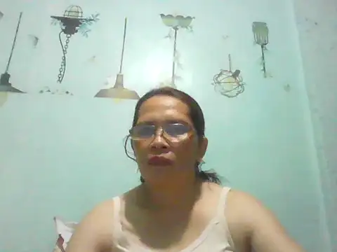 Snapshot of momshe2026 chatting on 06.10.26 momshe2026 online show from 06.10.26