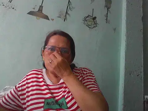 Snapshot of momshe2026 chatting on 06.20.26 momshe2026 online show from 06.20.26