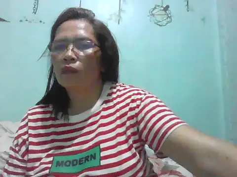 Snapshot of momshe2026 chatting on 06.20.26 momshe2026 online show from 06.20.26