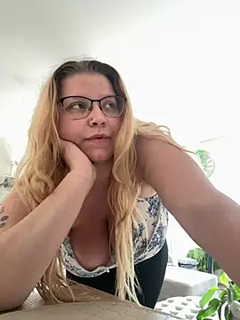 Snapshot of LucieLouBabe chatting on 06.12.26 LucieLouBabe online show from 06.12.26