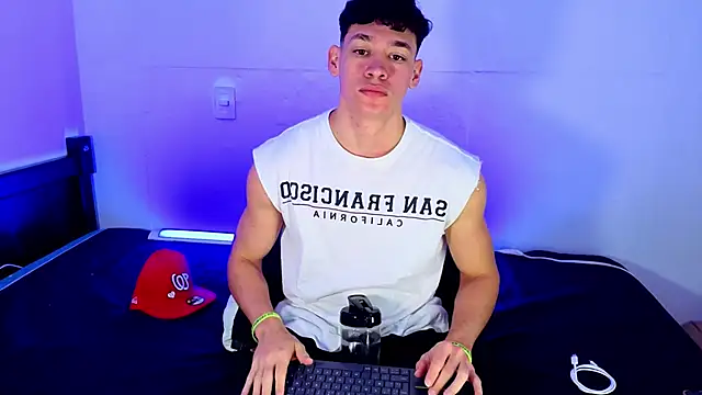 Snapshot of Luke_Muscle chatting on 06.05.26 Luke Muscle online show from 06.05.26