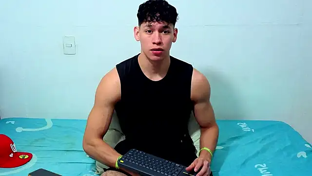 Snapshot of Luke_Muscle chatting on 06.08.26 Luke Muscle online show from 06.08.26