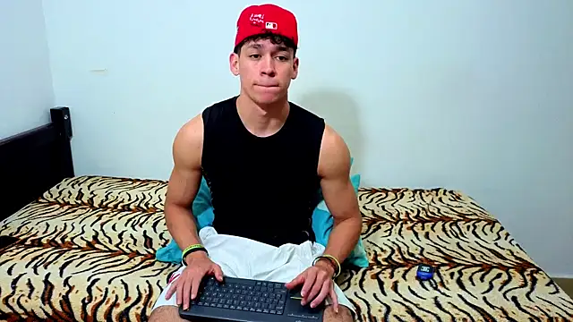 Snapshot of Luke_Muscle chatting on 06.15.26 Luke Muscle online show from 06.15.26