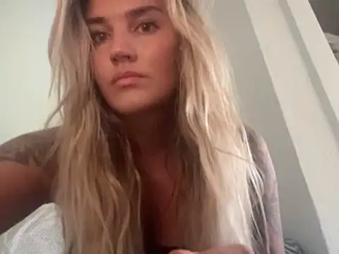 Snapshot of thebeachyblonde chatting on 07.08.26 thebeachyblonde online show from 07.08.26